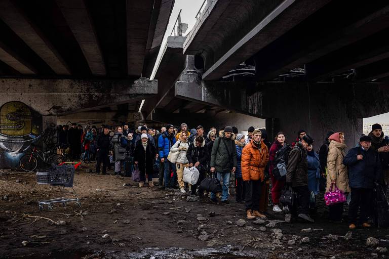 Refugiados tentam fugir da cidade de Irpin, a noroeste de Kiev, na Ucrânia