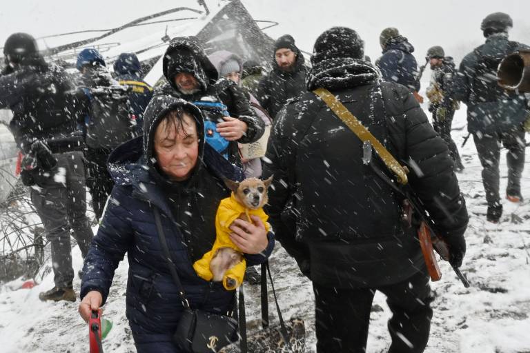 Ucranianos deixam cidade de Irpin, a noroeste de Kiev
