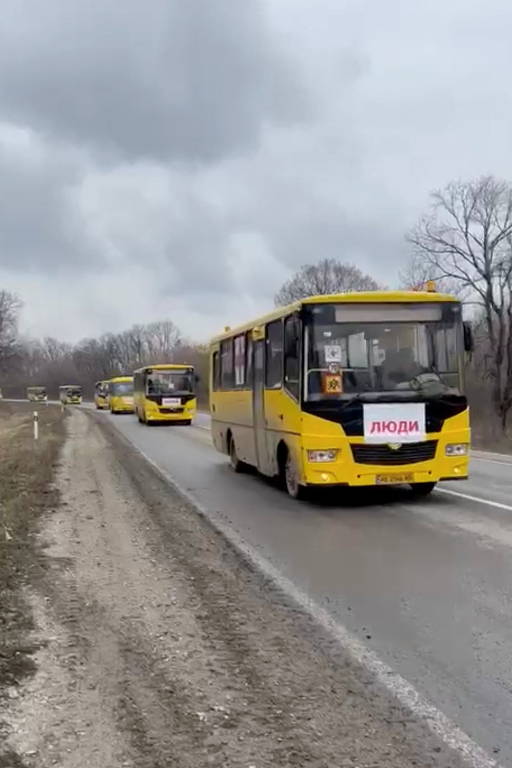 Ônibus viajam para retirar civis de Sumi, na Ucrânia