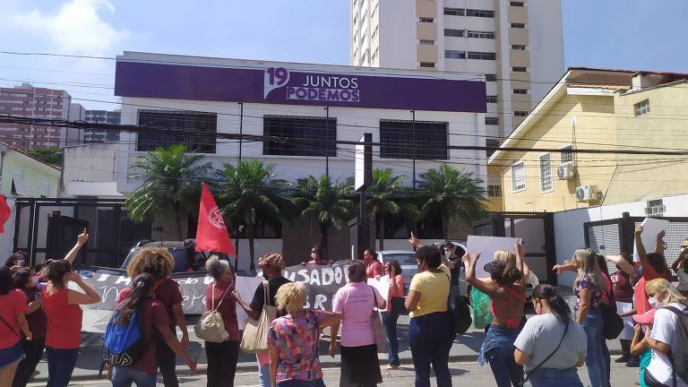 Mulheres sem-teto protestam na sede do Podemos em SP pela expulsão de Arthur do Val