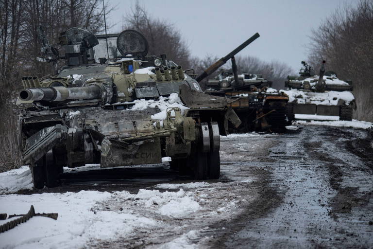 Tanques russos destruídos perto de Sumi, na Ucrânia
