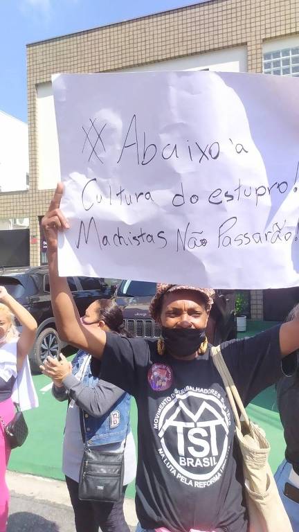 8.mar.2022 Militantes do MTST SP e do Mulheres em Movimento protestam em frente à sede do Podemos, em São Paulo, contra Arthur do Val. Fotos: Comunicação MTST/Divulgação