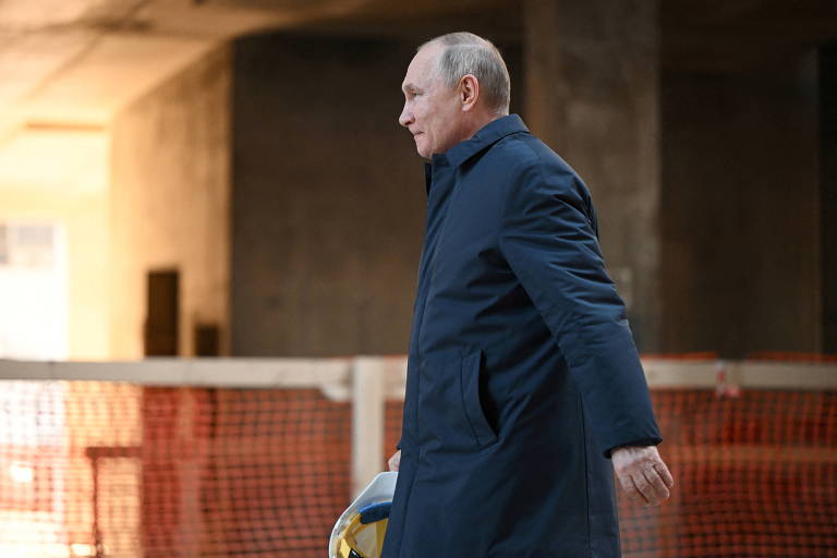 O presidente russo, Vladimir Putin, visita local de construção da Agência Nacional Espacial, em Moscou