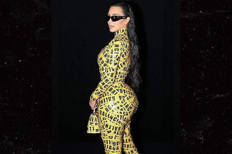 Kim Kardashian usa roupa de fita isolante em desfile e vira meme nas redes