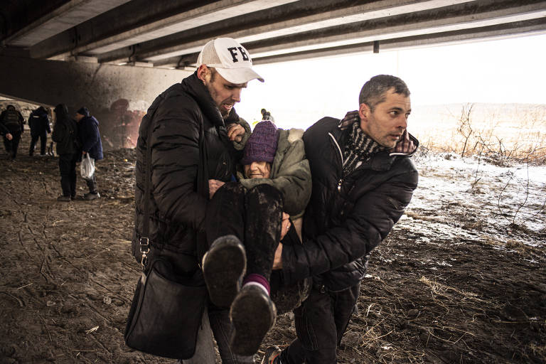 Civis são retirados da cidade de Irpin, na Ucrânia, por meio de corredor humanitários