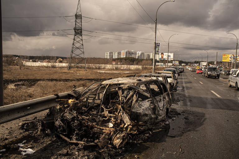 Carro queimado em Irpin, cidade próxima a Kiev