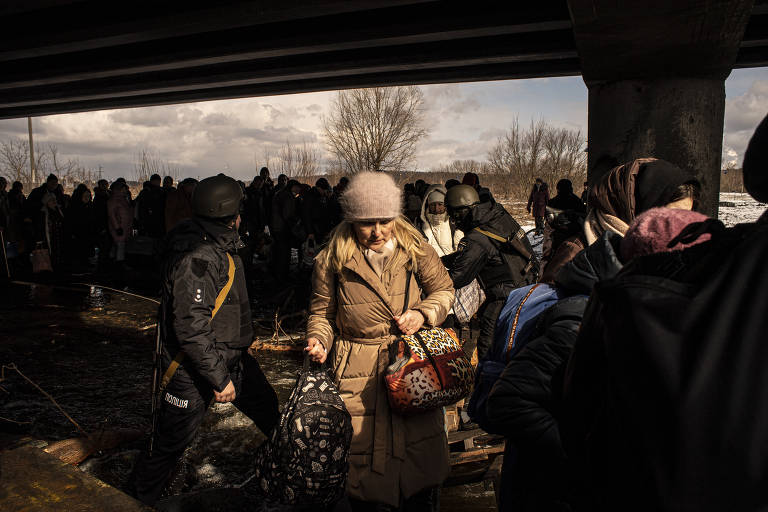 Civis deixam a cidade de Irpin por meio de corredores humanitários