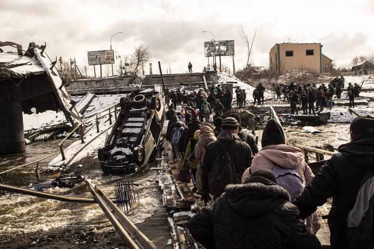 Ponte que liga a cidade de Irpin à caital Kiev, destruída para tentar deter o avanço de tropas russas