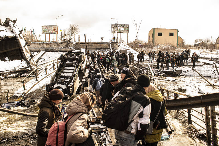 Ponte que liga a cidade de Irpin à caital Kiev, destruída para tentar deter o avanço de tropas russas