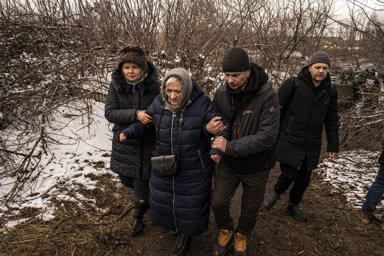 Civis deixam a cidade de Irpin por meio de corredores humanitários