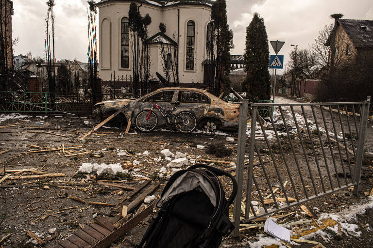 Rua destruída em Irpin, cidade próxima a Kiev, capital da Ucrânia