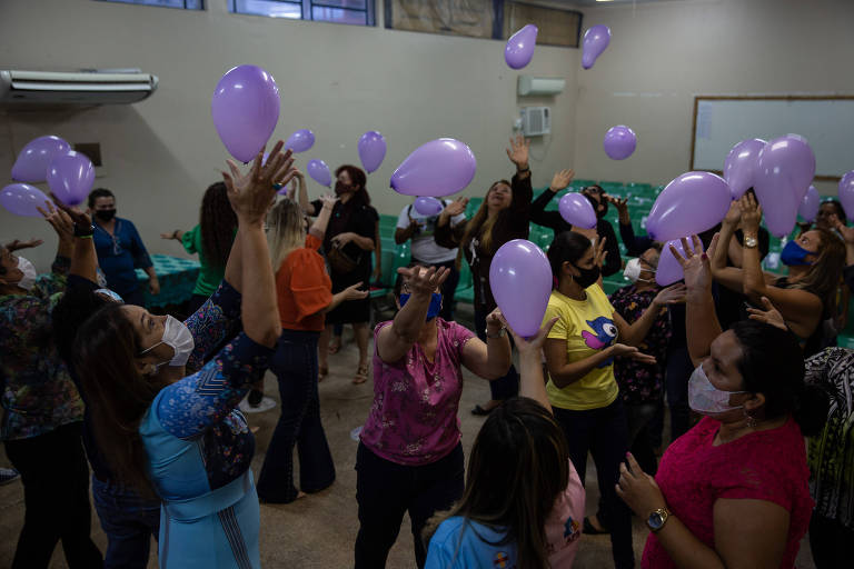 Mulheres soltam balões dentro de uma sala durante o curso de Defensoras Populares do Amazonas