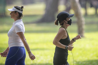 Como esta o uso de mascara em Sao Paulo ? Pessoas se exercitam no parque do Ibirapuera, com uso e sem mascara