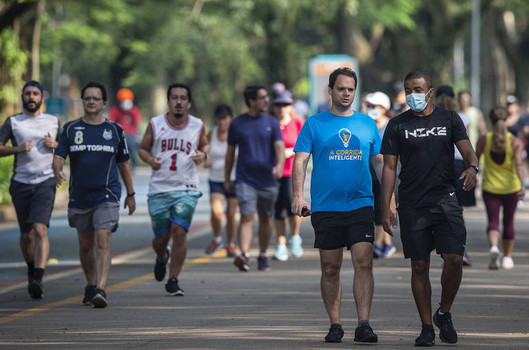 Pessoas se exercitam no parque do Ibirapuera, na zona oeste de São Paulo, com uso e sem máscara