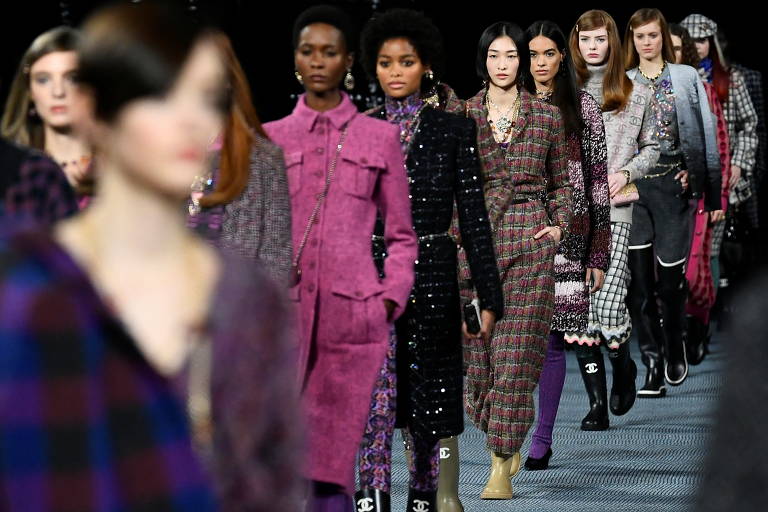 Veja destaques do desfile da Chanel na Semana de Moda de Paris