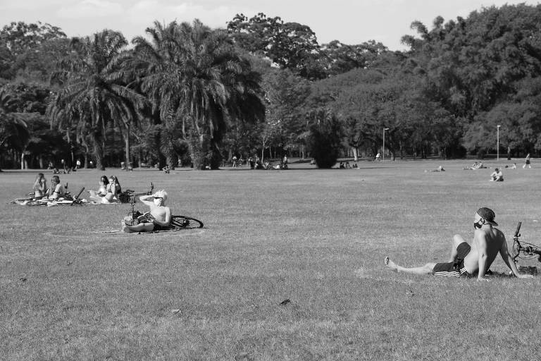 Pessoas descansando no parque Ibirapuera, que abre no dia do Natal