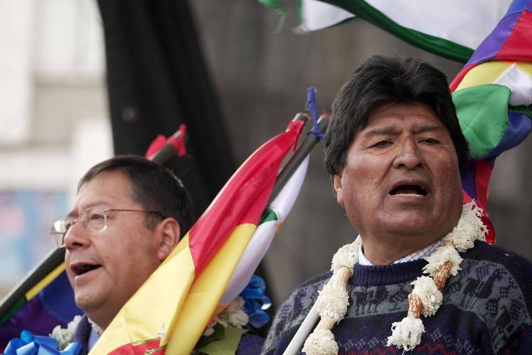 O presidente da Bolívia, Luis Arce, ao lado do ex-presidente Evo Morales, participa de ato de apoio ao próprio governo em La Paz 