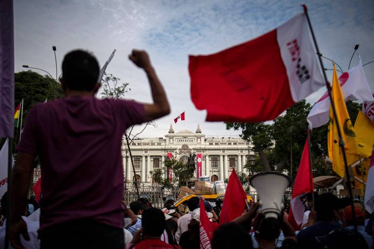 Manifestantes a favor do presidente Pedro Castillo em ato do lado de fora do Congresso nesta terça-feira (8)