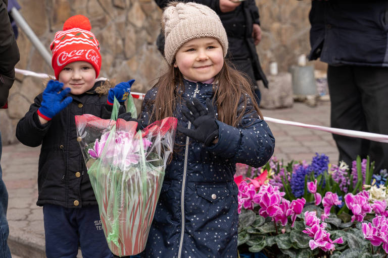 Crianças compram flores me Lviv, no oeste da Ucrânia