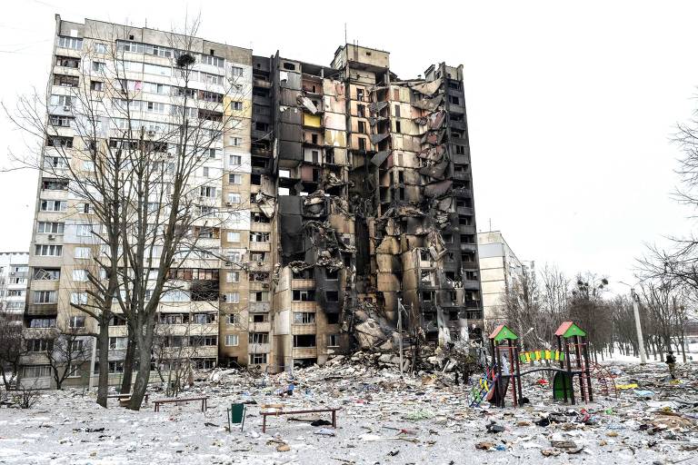 Prédio residencial em Kharkiv, segunda maior cidade da Ucrânia, destruído após bombardeio 