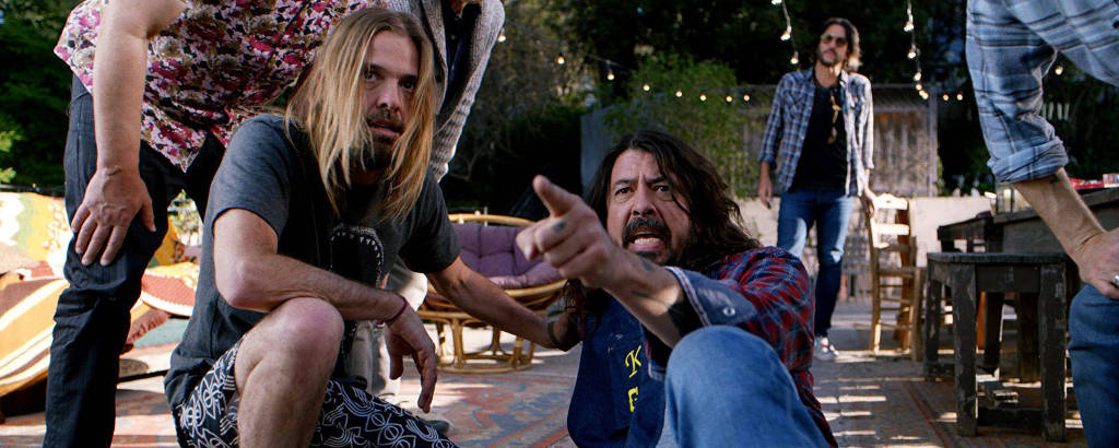 Cenas do filme de terror 'Studio 666' estrelado pelos músicos da banda Foo Fighters