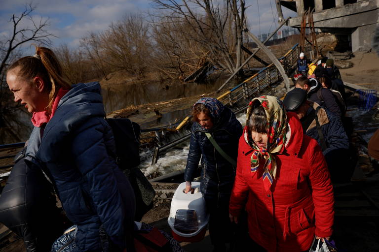 Grupo de moradores durante retirada de civis da cidade de Irpin, na região de Kiev