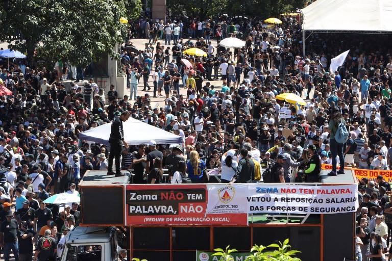 A foto mostra servidores do setor de segurança pública de Minas Gerais em protesto por reajuste salarial em Belo Horizonte. Um caminhão de som utilizado para declarações de lideranças está parado em meio aos manifestantes.