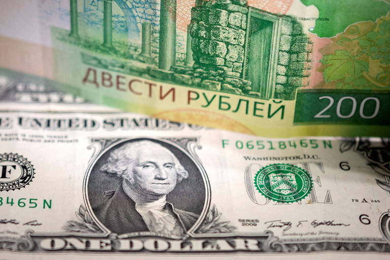 Nota de rublo russo sobre cédula de dólar americano