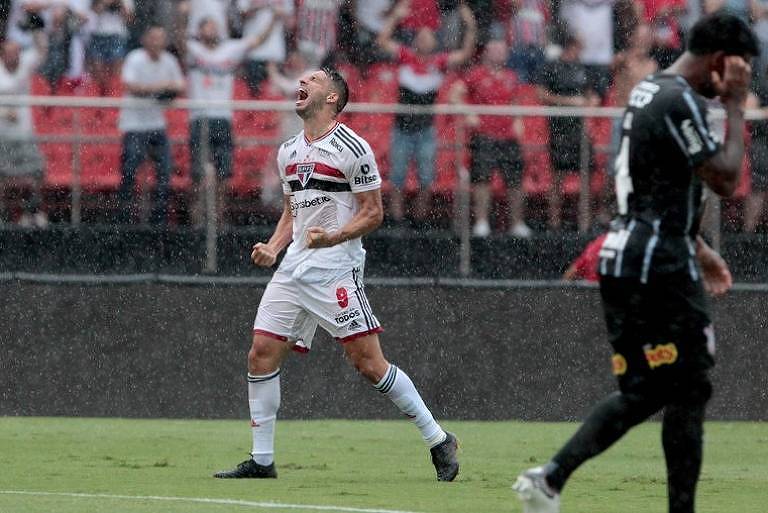 O atacante Jonathan Calleri comemora o gol da vitória do São Paulo sobre o Corinthians, pelo Campeonato Paulista de 2022