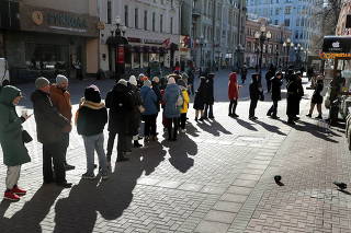 Lines to ATMs in downtown Moscow