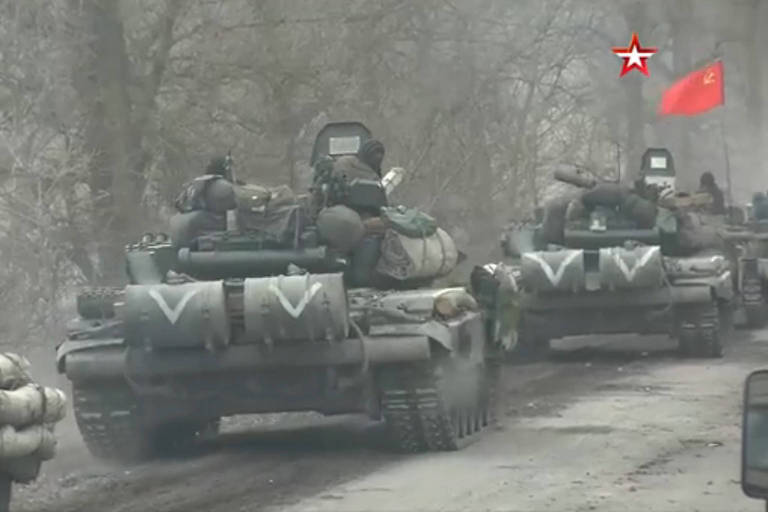 Tanques russos com a bandeira da União Soviética na guerra na Ucrânia
