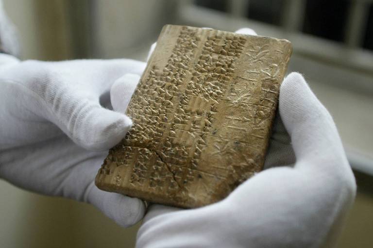 Tabuleta de argila com escrita cuneiforme exibida no Museu Nacional do Irã, em Teerã 