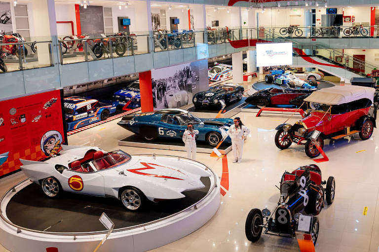 Museo del Automóvil, dentro do autódromo, tem três pisos repletos de preciosidades automobilísticas