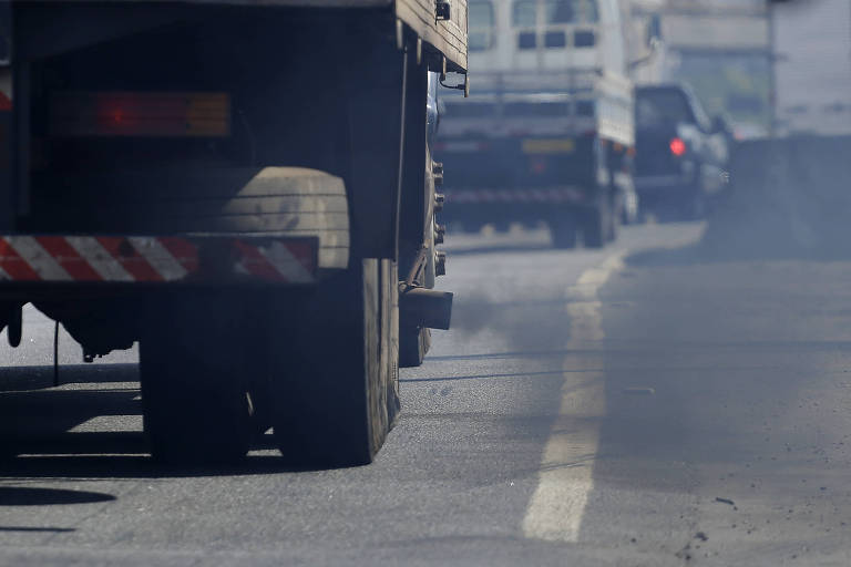 Caminhão emite poluentes na Marginal Tietê