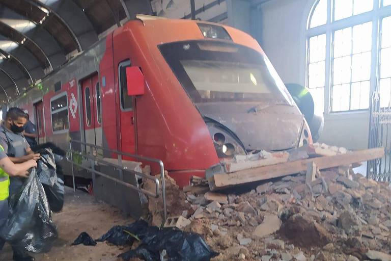 Trem da linha 8-diamante bate em contenção na estação Júlio Prestes e deixa 2 feridos