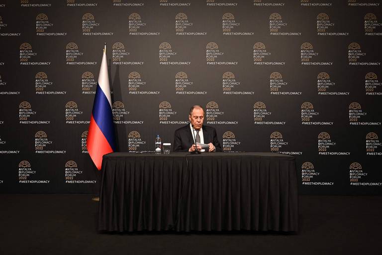 O chanceler Lavrov concede entrevista após encontro com seu colega ucraniano em Antália (Turquia)