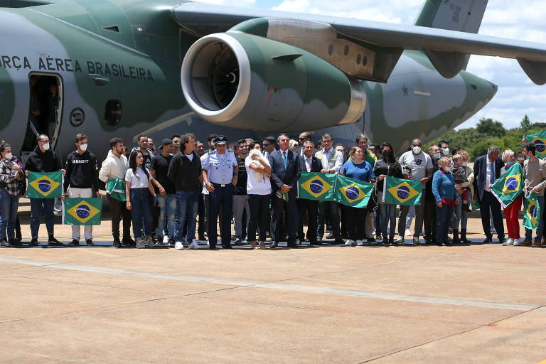 Avião da FAB com brasileiros, estrangeiros e pets vindos da Ucrânia chega a Brasília