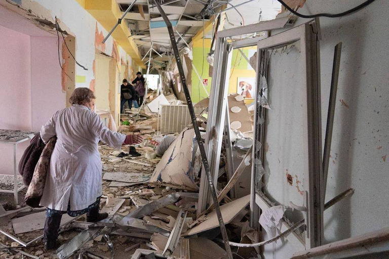 Ucrânia acusa Rússia de ter destruído um hospital infantil na cidade de Mariupol