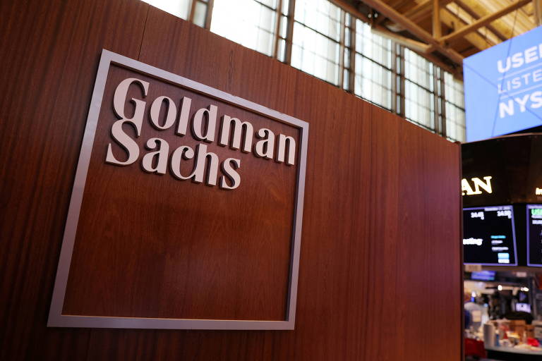 Logo Goldman Sachs letras brancas placa de madeira