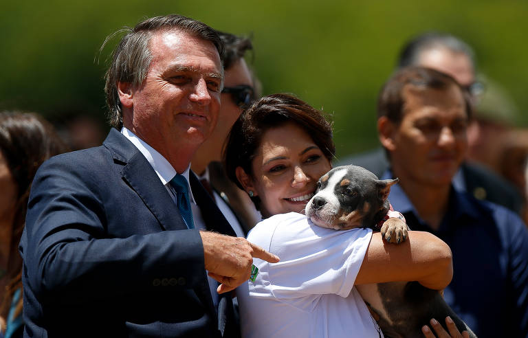 Bolsonaro e a primeira-dama, Michelle, recepcionam os brasileiros e seus pets retirados da Ucrânia  