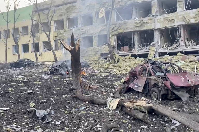 Destroços no hospital infantil e maternidade de Mariupol após ataque no dia 9 