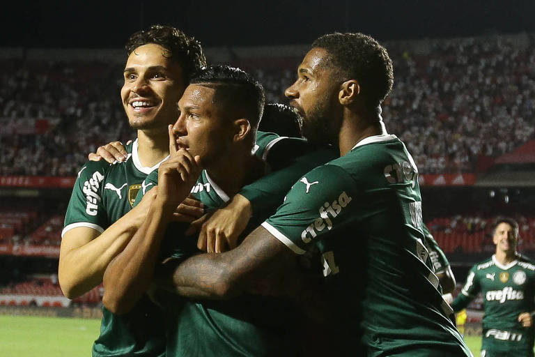 Rony (centro) é abraçado por seus companheiros de Palmeiras enquanto provoca os jogadores do São Paulo