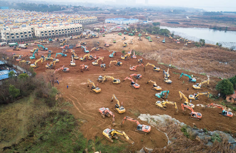 Vista aérea da construção do primeiro hospital dedicado exclusivamente ao tratamento de pacientes com Covid-19, na província de Wuhan, na China, onde  teriam aparecido os primeiros casos da doença