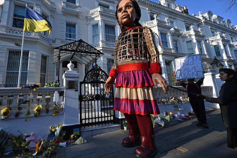Boneca símbolo de migrantes sírios é levada à embaixada da Ucrânia em Londres para demonstrar apoio ao país invadido pela Rússia