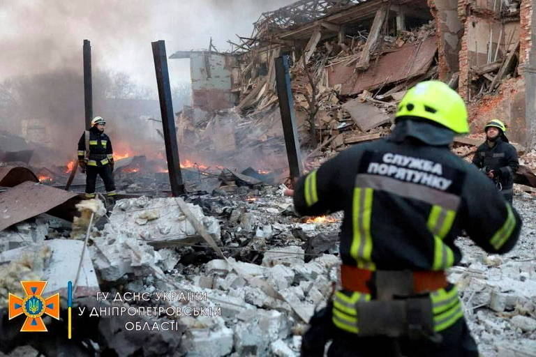 Socorristas em prédio atingido por bombardeio em Dnipro nesta sexta (11) 