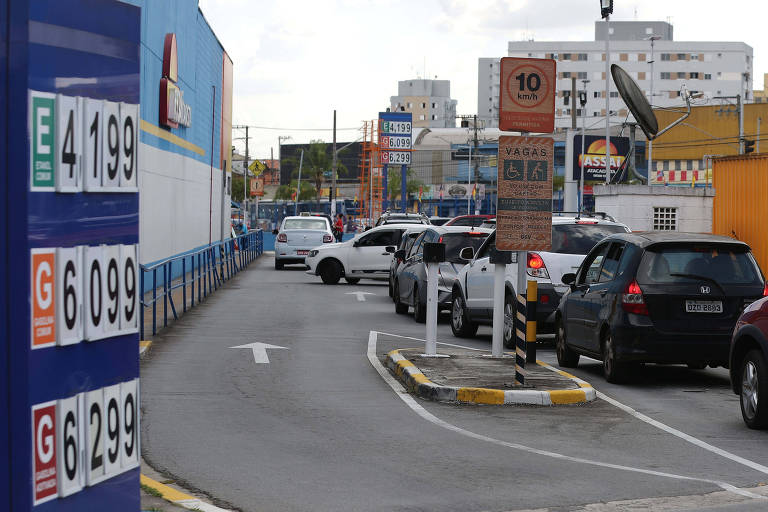 Carros enfileirados em posto de gasolina em São Paulo