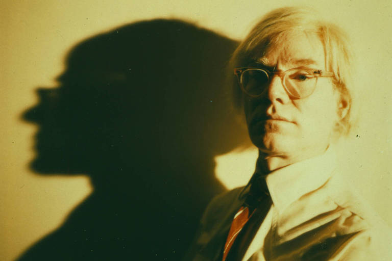 Retrato de Warhol; sua sombra aparece na parede atrás