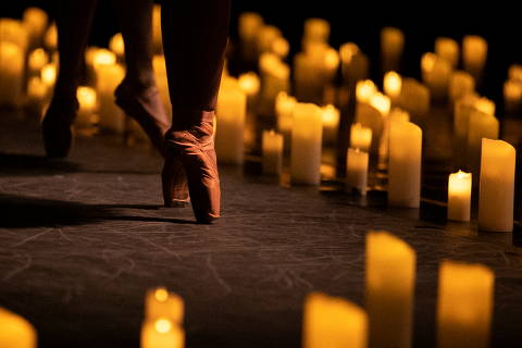 Ballerinas dance among candles during a Candlelight concert, as a string sextet plays at Teatro Bradesco, in Sao Paulo, Brazil February 27, 2022. REUTERS/Carla Carniel ORG XMIT: GGG-SAO106