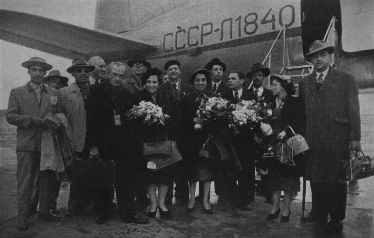 O escritor Graciliano Ramos (terceiro da esq. para dir., segurando uma mala) e delegação brasileira chegam a Moscou para os festejos do Dia do Trabalho, em 1952