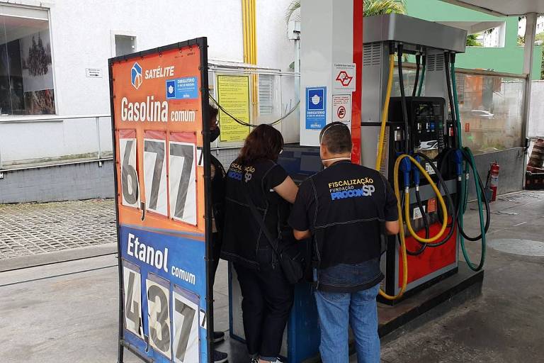 Fiscais do Procon fiscalizam posto de combustível ao lado de bomba que anuncia gasolina a 6,77 reais e etanol a 4,37 reais